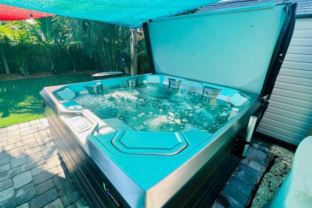 Luxury 2/2 Private Oasis W/Hot Tub Walk To Beach เคปคานาเวอรัล ภายนอก รูปภาพ