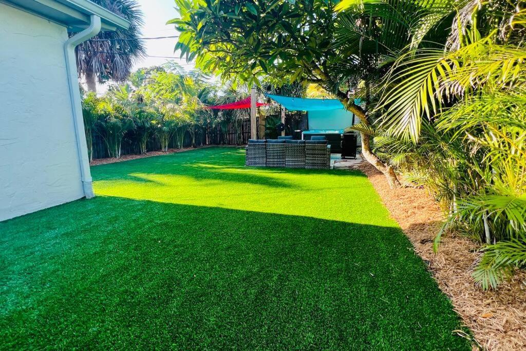 Luxury 2/2 Private Oasis W/Hot Tub Walk To Beach เคปคานาเวอรัล ภายนอก รูปภาพ